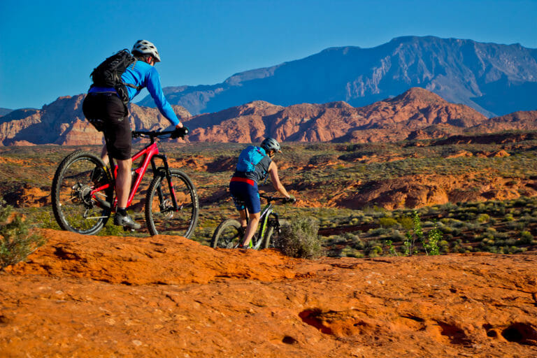 Paar auf Mountainbikes fallen runter