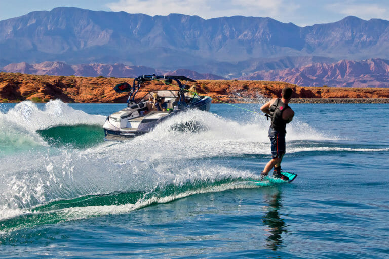 Wakeboarder w parku stanowym Sand Hollow