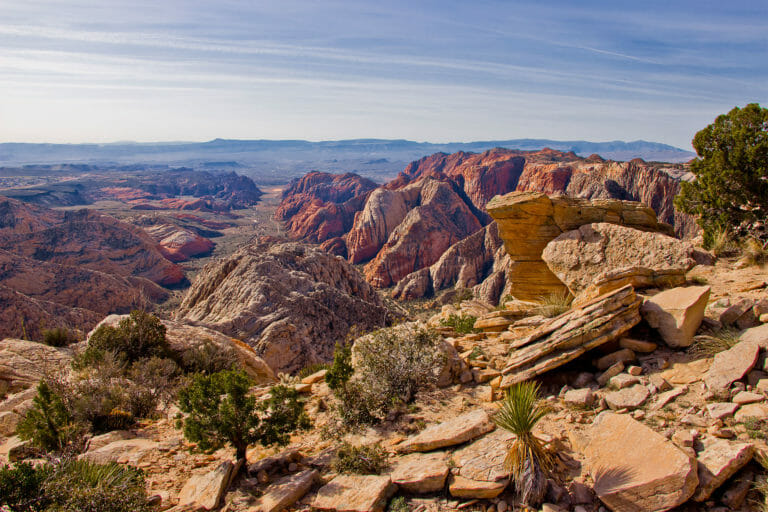 Blick vom Snow Canyon auf den Red Mountain Trail