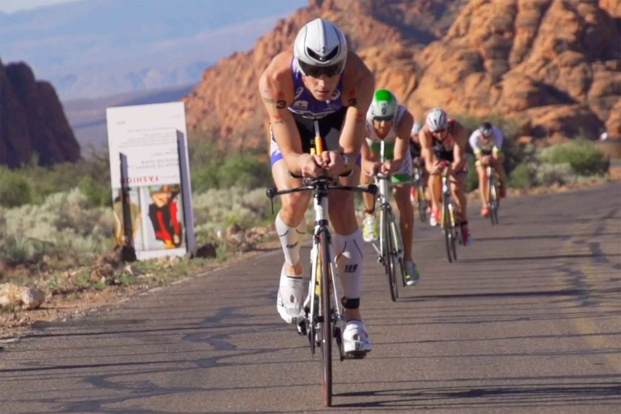 Grupo de ciclistas andando pelo canyon